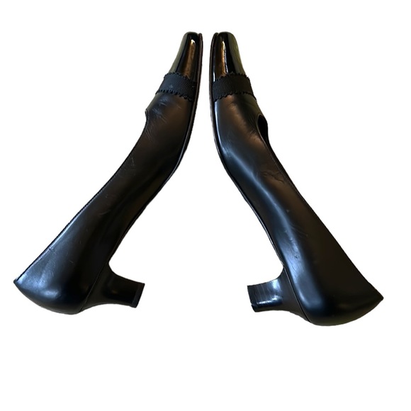 Salvatore Ferragamo Vintage Black & Patent Ribbon Cap Toe Kitten Heels - 6.5 - Picture 9 of 16